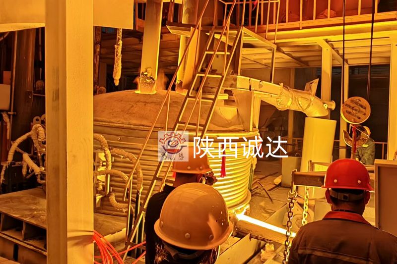 鄭州新密鋯剛玉電弧爐出爐成功！